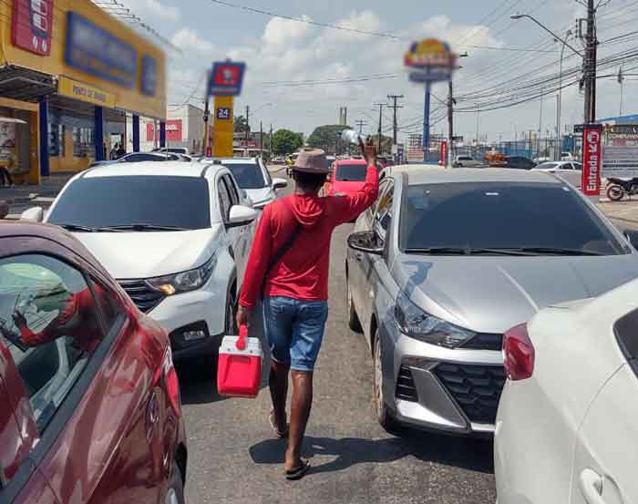 No calor, ambulantes driblam desemprego matando a sede de motoristas