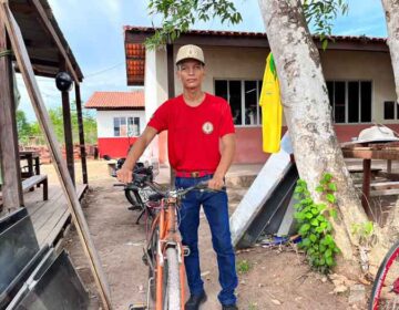 “Com a minha bicicleta, cheguei até aqui”, diz jovem que realiza o sonho de ser bombeiro