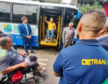 Cadeirantes ganham ônibus adaptado