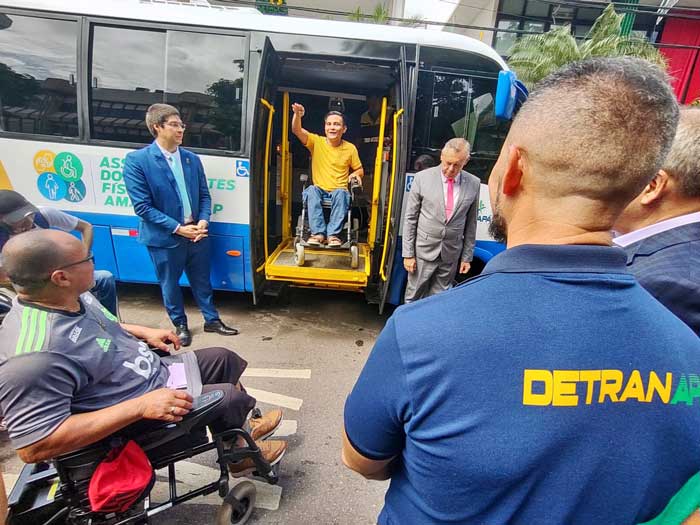 Cadeirantes ganham ônibus adaptado