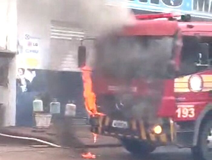Caminhão de combate a incêndio dos Bombeiros pega fogo em Macapá