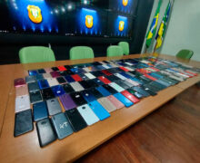 200 celulares apreendidos na cadeia voltarão aos donos: ‘são armas’, diz diretor