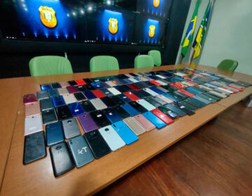 200 celulares apreendidos na cadeia voltarão aos donos: ‘são armas’, diz diretor