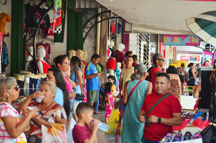 Amapaense vai às compras e lota comércio de Macapá