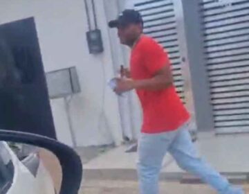 Após homicídio, suspeito é filmado correndo com a faca na mão