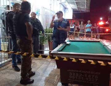 Segurança é executado na frente de criança