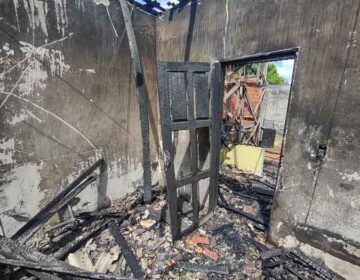 Inquilina viaja e incêndio destrói casa alugada