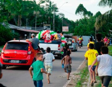 Mototaxistas e ‘trilheiros’ distribuem presentes e alimentos para crianças de Mazagão