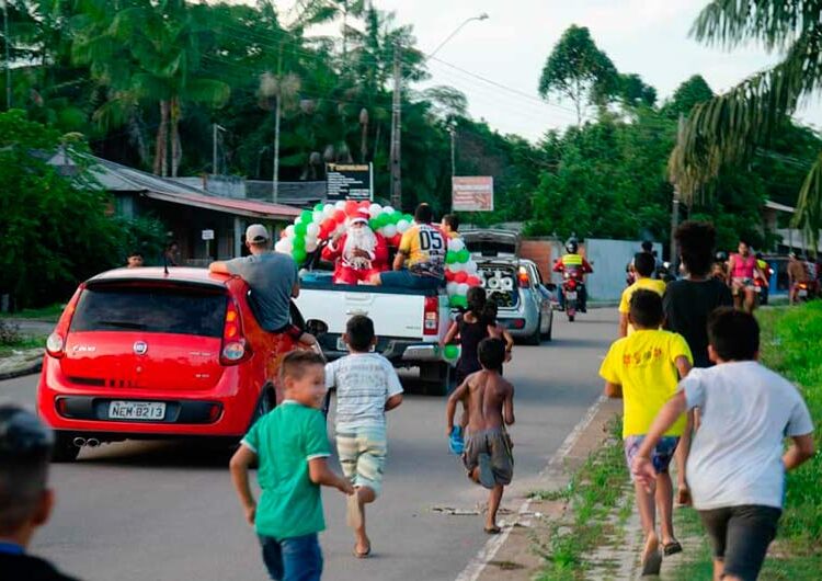 Mototaxistas e ‘trilheiros’ distribuem presentes e alimentos para crianças de Mazagão