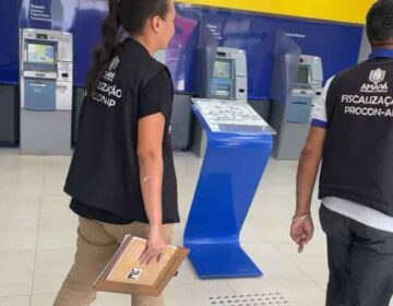 Procon autua 14 agências bancárias por demora no atendimento