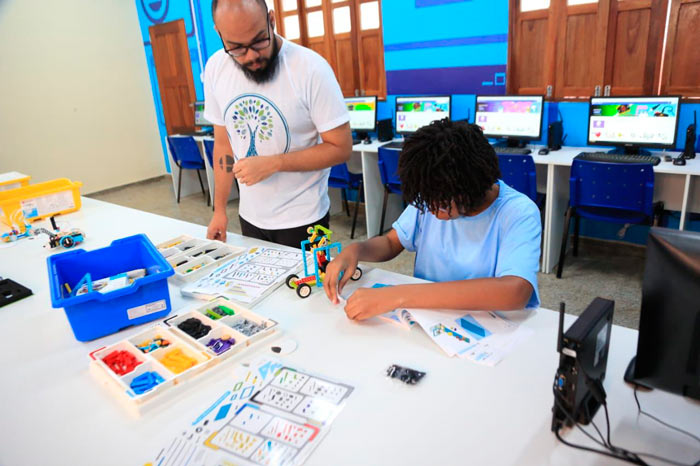 Escola de Santana recebe o 1º centro de robótica do Amapá