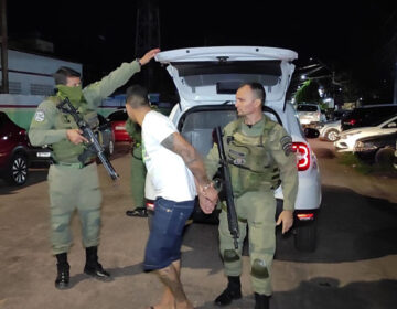 Nervoso, suspeito deixa arma cair da cintura na frente da polícia