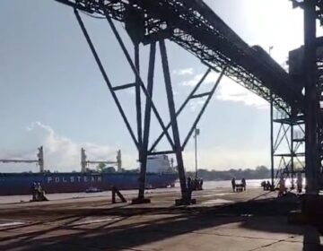 Operador cai com empilhadeira dentro do rio em Santana