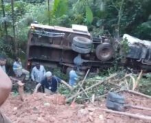 Caminhão da Equatorial tomba em estrada com lama