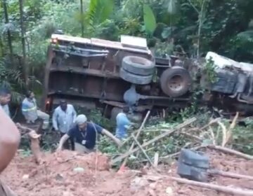 Caminhão da Equatorial tomba em estrada com lama