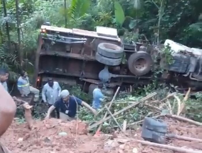 Caminhão da Equatorial tomba em estrada com lama