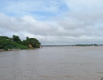 Suspeito aponta simulacro para policiais e acaba baleado durante abordagem