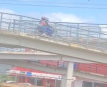 Motociclistas transitam em passarela de pedestres em Macapá 