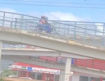 Motociclistas transitam em passarela de pedestres em Macapá 