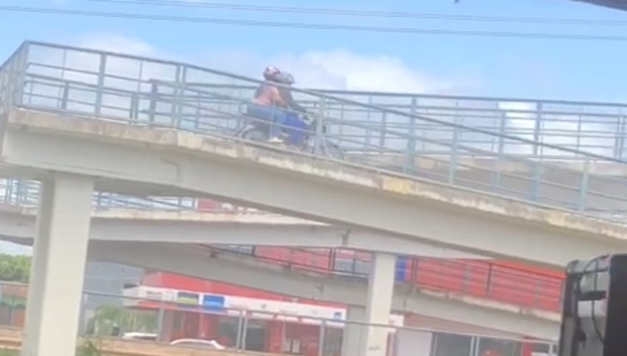 Motociclistas transitam em passarela de pedestres em Macapá 