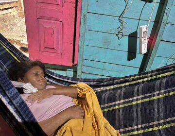 Paciente renal crônica e diabética, mulher precisa de alimentos e colchões