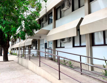 Clécio anuncia auxílio-alimentação de R$ 500 para profissionais da UDE