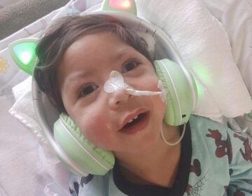 Com doença rara, menino depende de 8 remédios e aparelho para se manter vivo