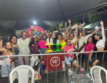 De camarote, casal celebra aniversário na 3ª noite da folia de Santana