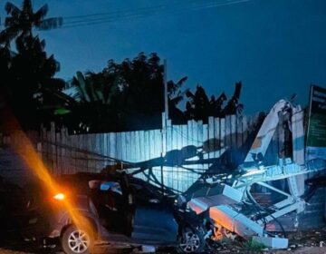 Veículo atinge poste e deixa bairro sem energia elétrica