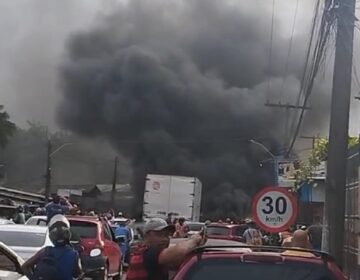 Manifestantes bloqueiam Rodovia Josmar Pinto e causam engarrafamento