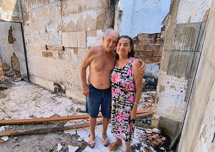 Idosos tentam reconstruir lar onde moraram por 53 anos