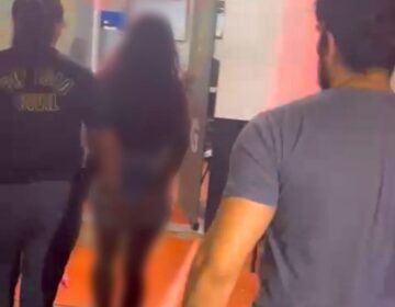 Mãe é presa após bater no rosto da filha de 4 anos com cinto