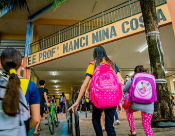 Mais de 100 mil estudantes voltam às aulas nas 376 escolas da rede estadual