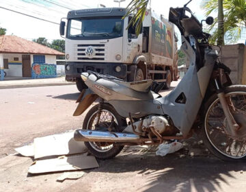 Colisão entre moto e caminhão do lixo deixa mulher gravemente ferida