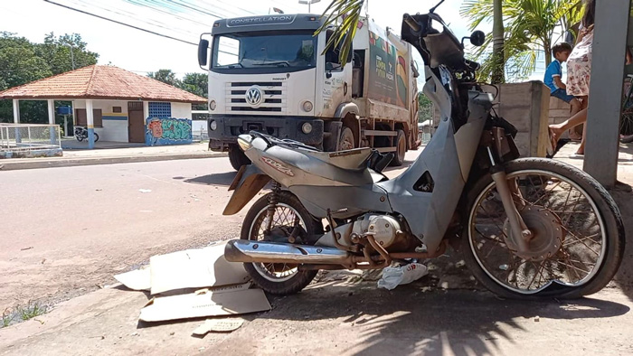 Colisão entre moto e caminhão do lixo deixa mulher gravemente ferida