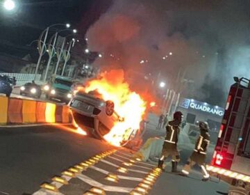 Carro capota e pega fogo na nova Ponte Sérgio Arruda