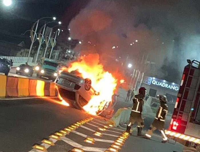 Carro capota e pega fogo na nova Ponte Sérgio Arruda