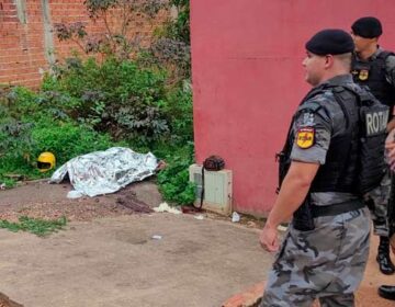 Durante passagem da Banda, homem saca arma e é morto em confronto com a PM