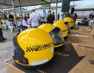 Capacetes novos dão mais segurança para mototaxistas e passageiros