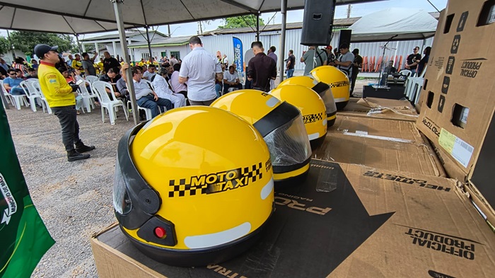 Capacetes novos dão mais segurança para mototaxistas e passageiros