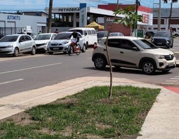 Ciclistas se arriscam entre carros mesmo com ciclovia disponível