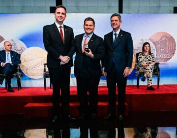 Ex-presidente do Senado, Davi recebe medalha do bicentenário