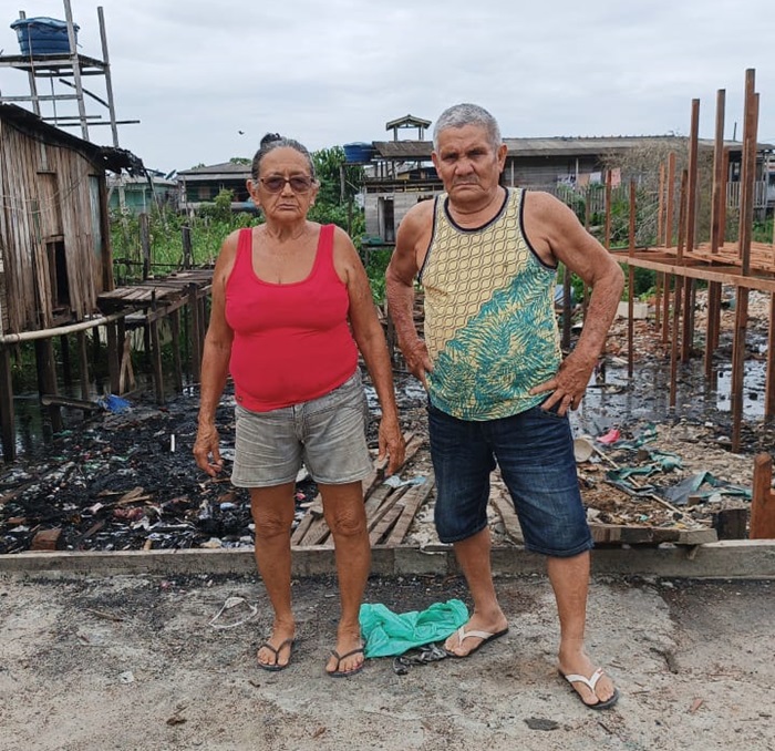 Após incêndio destruir casa, idosos tentam recomeçar