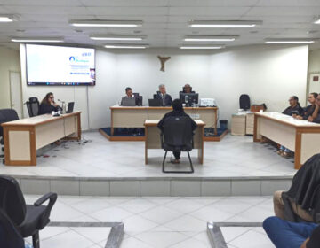 Após condenação de 12 anos, mulher é absolvida em novo julgamento