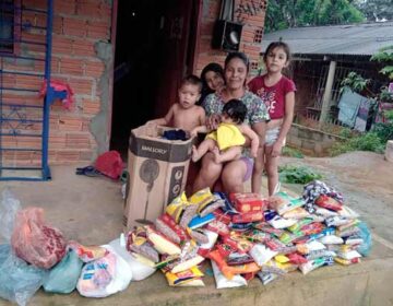 População estende a mão para dona de casa que vende chopp nas ruas de Cutias