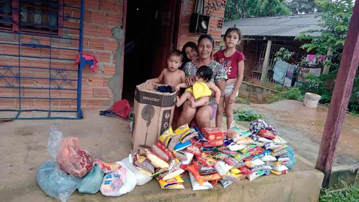 População estende a mão para dona de casa que vende chopp nas ruas de Cutias