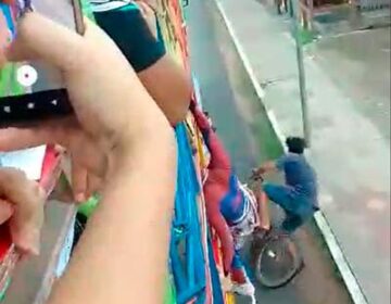“Homem-aranha” atinge ciclista durante performance de carreta em Macapá