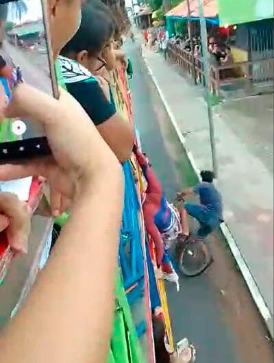 “Homem-aranha” atinge ciclista durante performance de carreta em Macapá