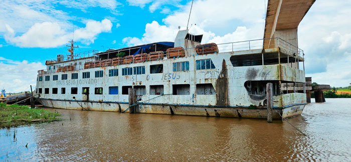 Há mais de 1 década sem uso, navio símbolo do TFA enferruja no Matapi