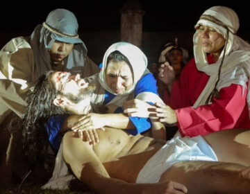 Viúva assume peça ‘Uma Cruz para Jesus’ após morte de Amadeu Lobato